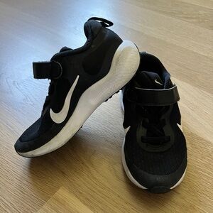 Nike Revolution Toddler Black Running shoes sz 10c